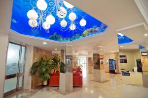 
a large room with a large clock on the ceiling at Hotel Servigroup Calypso in Benidorm
