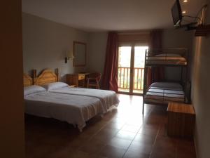 ラ・モリーナにあるHotel Supermolinaのベッドルーム1室(二段ベッド2組付)、バルコニーが備わります。