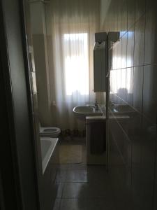 Ένα μπάνιο στο Appartamento luminoso