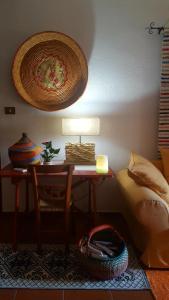 Habitación con escritorio y mesa con lámpara. en Su Carreri, en Armungia