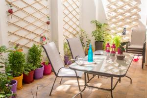 een tafel en stoelen in een kamer met potplanten bij Premium Apartment Lycabettus 3-bedrooms in Athene