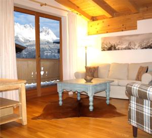 Posezení v ubytování Chalet Der Tyroler Adler im Zentrum vom Wilden Kaiser