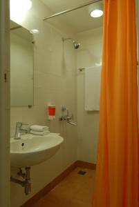 Kamar mandi di Ginger Pune Wakad