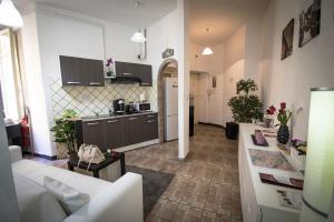 Il comprend un salon avec un canapé blanc et une cuisine. dans l'établissement Hosting Flats Guest House, à Rome
