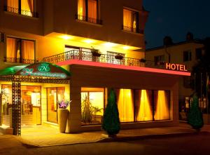 um hotel à noite com uma placa que lê hotel em Contessa Hotel em Shumen