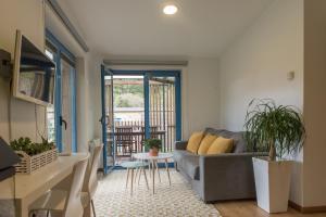 a living room with a couch and a table at A Cabana de Carmen in Cabana Moura 