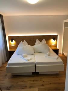 เตียงในห้องที่ Hotel Walser