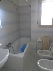 uma casa de banho branca com uma banheira e um WC em Silville em Silvi Marina