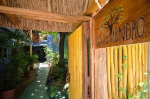 une clôture en bois avec un panneau en bambou dans l'établissement Casa Almendro, à Tulum
