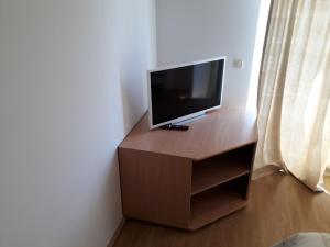 uma televisão de ecrã plano em cima de um armário de madeira em Apartment Ivana em Viganj