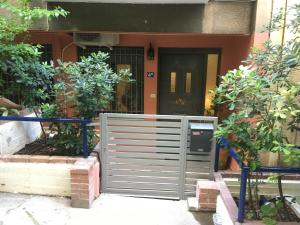 een poort voor een huis met een deur bij Premium Apartment Lycabettus 3-bedrooms in Athene
