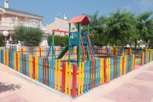 une aire de jeux colorée avec une clôture colorée dans l'établissement Apartment 154, à Santa Pola