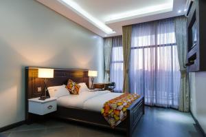Tempat tidur dalam kamar di The Venti Hotel & Spa