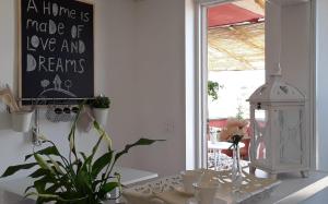 ein Wohnzimmer mit einem Tisch und einem Schild an der Wand in der Unterkunft L'Attico di San Saba in Rom + 29 Fotos