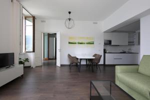 uma sala de estar com uma mesa e um sofá verde em palazzo barindelli suite verde em Bellagio