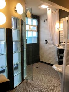 uma casa de banho com uma cabina de duche em vidro e um lavatório. em Colter's Lodge em Afton