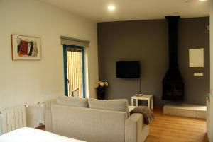 Cabana Moura 的住宿－卡巴納德卡門公寓，带沙发和电视的客厅
