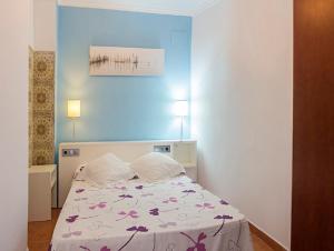 1 dormitorio con 1 cama con manta morada y blanca en Casa De Pueblo En Centro Historico De Denia, en Denia