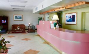 un vestíbulo de un hospital con sala de espera en Relax Inn - Monroe, en Monroe