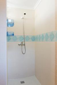 デニアにあるCasa De Pueblo En Centro Historico De Deniaのバスルーム(シャワー、シャワーヘッド付)が備わります。