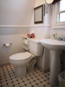 A bathroom at Rideau Inn