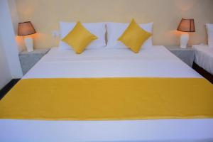 Postel nebo postele na pokoji v ubytování Hotel Star White - Negombo