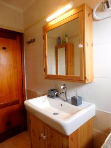 a bathroom with a sink and a mirror at il GABBIANO in Los Cancajos