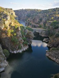 eine Luftansicht eines Flusses zwischen Felsen in der Unterkunft El Egio in Cervera de Buitrago