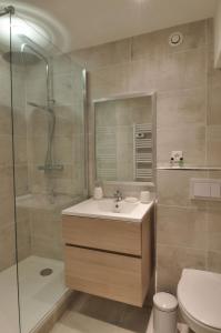 アンティーブにあるSplendid one-bedroom apartment -StayInAntibes- Picasso 3のバスルーム(シンク、シャワー、トイレ付)