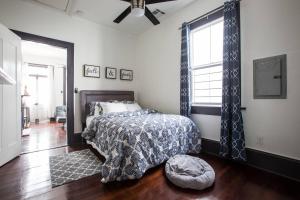1 dormitorio con 1 cama y ventilador de techo en Perfect NOLA Hideaway en Nueva Orleans