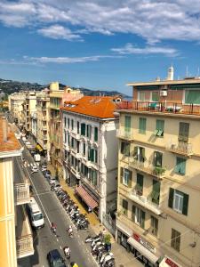 una vista aérea de una calle de la ciudad con edificios en Maison Beaux-Arts en Sanremo