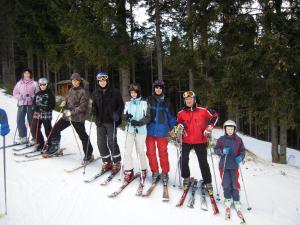 Eine Gruppe von Menschen auf Skiern im Schnee in der Unterkunft Almbauer Morgenbesser in Trattenbach
