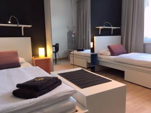a bedroom with two beds and a desk in it at HertenFlats - Rooms & Apartments - Kreis Recklinghausen in Herten