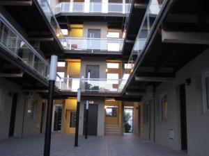 un pasillo vacío de un edificio con balcón en Apartamentos Valeria en Valeria del Mar