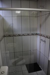 Apartamento Bella Vista Gramado في غرامادو: كشك للاستحمام مع مرحاض في الحمام