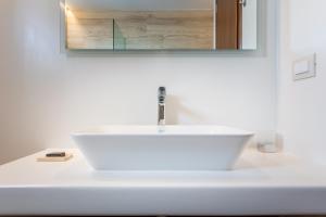 阿達瑪斯的住宿－Akis Luxury House，白色的盥洗盆和镜子