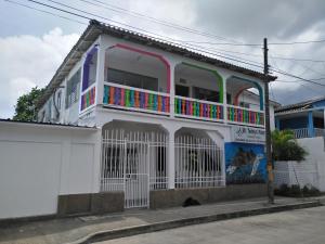 ein weißes Gebäude mit einem Balkon an der Seite in der Unterkunft Mr. Tenloy's Place in San Andrés