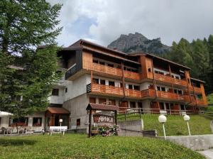 un edificio con una señal delante de él en Miniappartamento Nelle Dolomiti, en Selva di Cadore