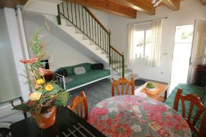 - un salon avec un canapé vert et une table dans l'établissement Residencia Thomas, à Dénia