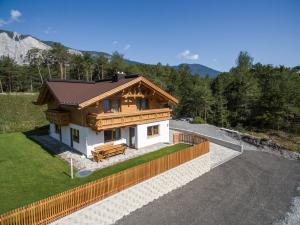 mały domek na środku drogi w obiekcie Ferienhaus Sennerhäusl w mieście Sautens