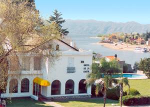 ein Haus mit Blick auf einen Fluss in der Unterkunft Hostal de la Costa in Villa Carlos Paz