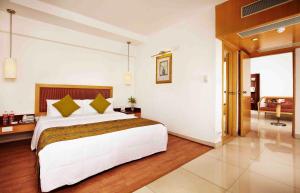 Кровать или кровати в номере Savera Hotel