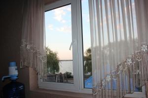 チマシェフスクにあるApartment na Krasivayaの水辺の景色を望む窓