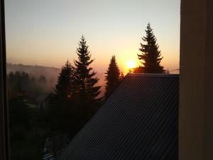 Východ nebo západ slunce při pohledu z apartmánu nebo okolí