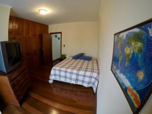 Ένα ή περισσότερα κρεβάτια σε δωμάτιο στο Confortável casa de madeira
