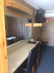 TV a/nebo společenská místnost v ubytování Alexander Motor Inn