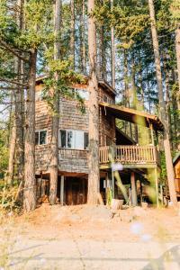 a house in the middle of the trees at Tree House Tranquil-A-Tree in White Salmon