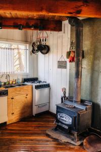 a kitchen with an old stove in a kitchen at Tree House Tranquil-A-Tree in White Salmon