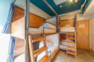 Postel nebo postele na pokoji v ubytování Wise Owl Hostels Shibuya