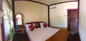 Кровать или кровати в номере Somphamit Guesthouse